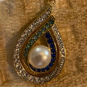 The Danbury Mint Gold and Blue Teardrop Necklace with center pearl